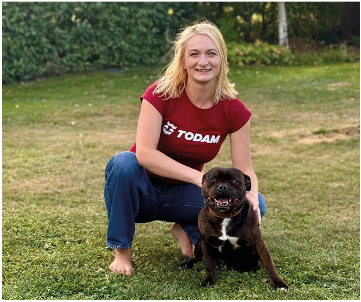 Lucie Fremrová se psem na trávníku