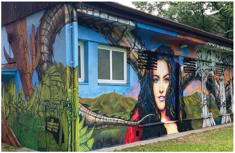 Barevný mural na budově v Třinci