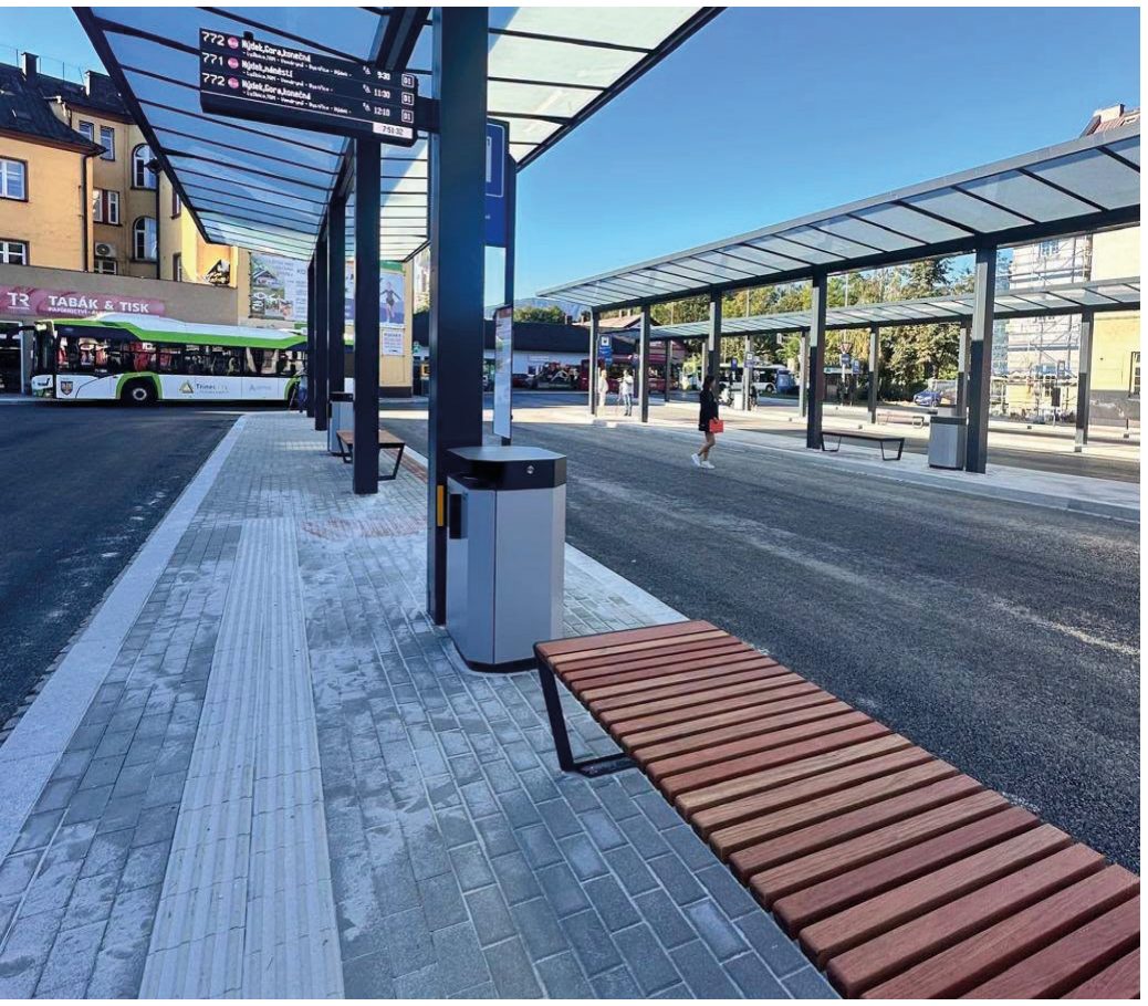 Nové zastřešené nástupiště autobusového stanoviště v Třinci