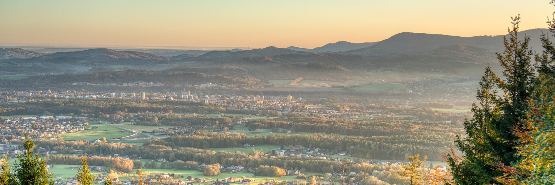 Ranní pohled na Třinec a údolí Olše