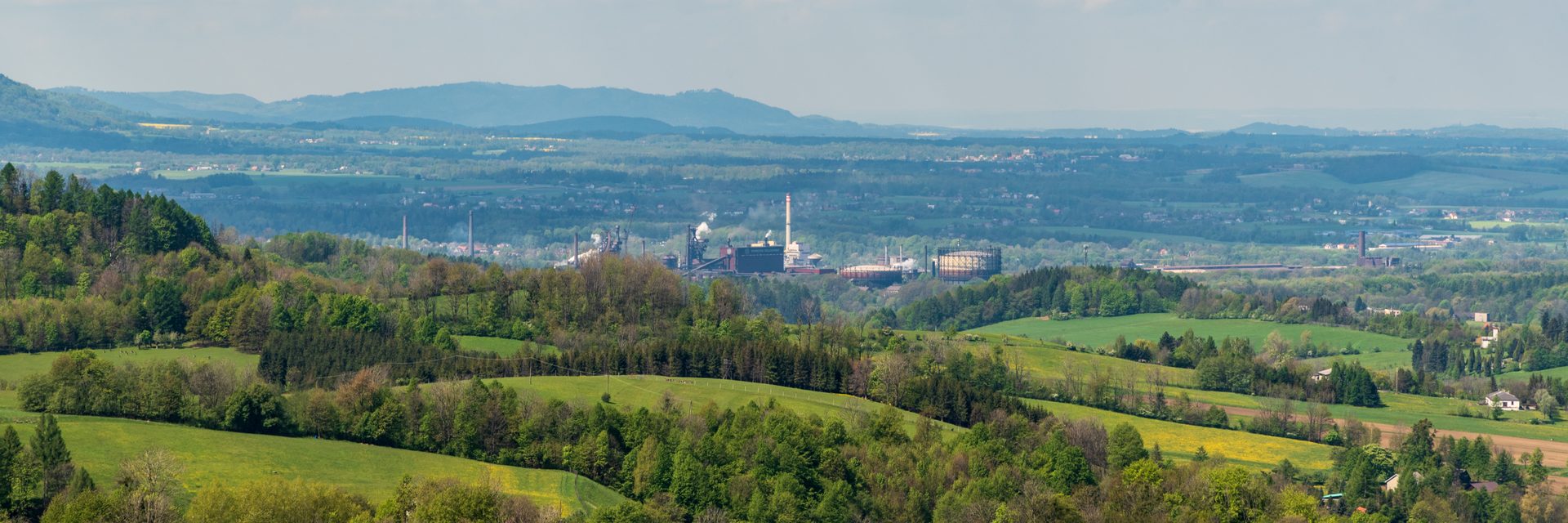 Třinecké železárny v beskydské krajině